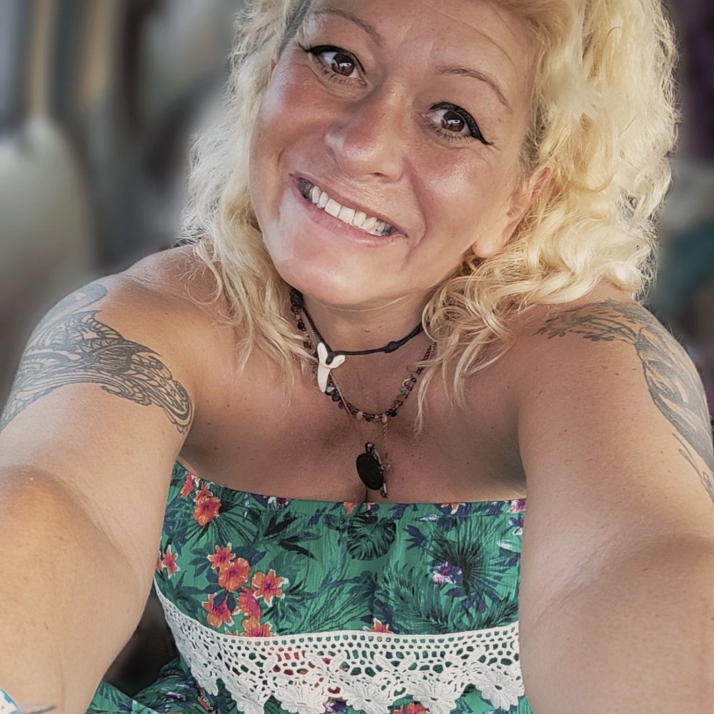 Meet your Posher, Tee